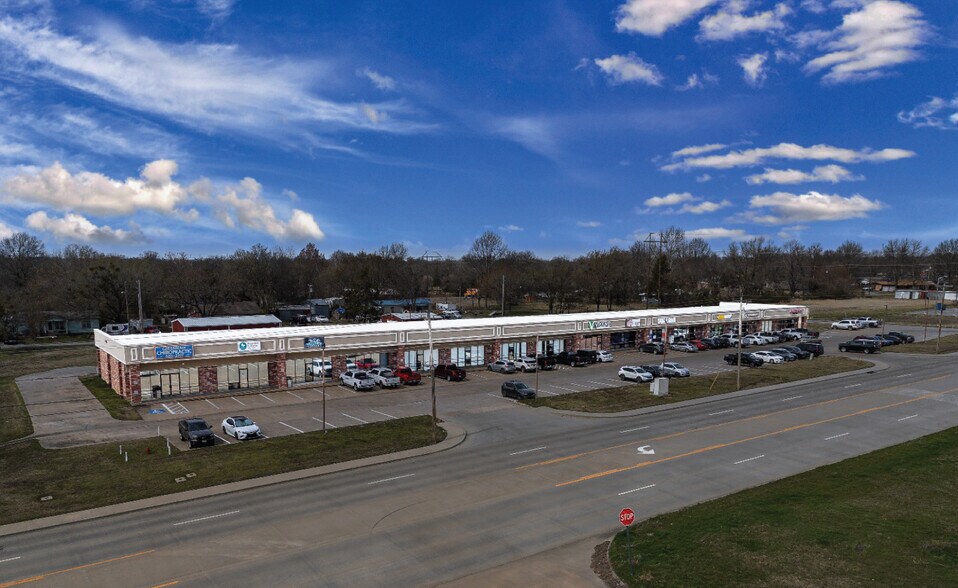 More Photos Of 2421 S York St, Muskogee General Retail For Lease