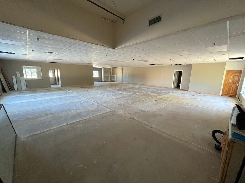 More Photos Of 11 Mechanic Falls Rd, Oxford Freestanding For Lease