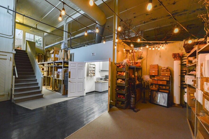 More Photos Of 2734 Lasalle St, Saint Louis Showroom For Sale