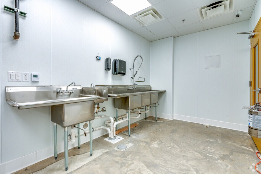 More Photos Of 5248 Democracy Dr, Plano General Retail For Sale