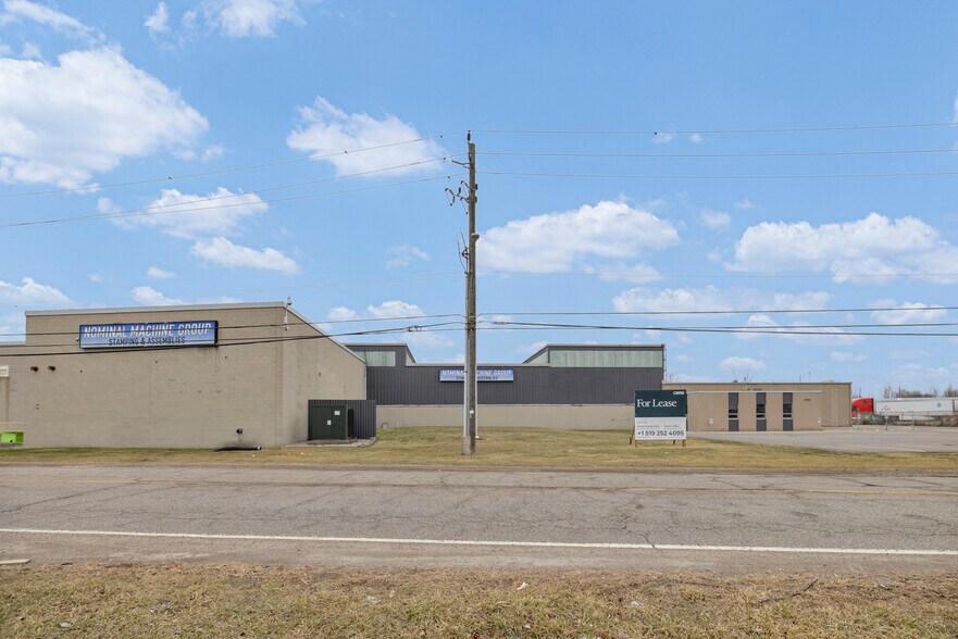 More Photos Of 4790 North Service Rd E, Windsor Distribution For Lease