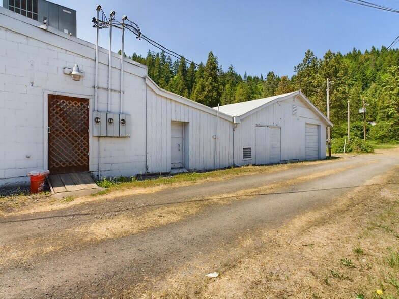 More Photos Of 47393 Highway 58, Oakridge Convenience Store For Sale