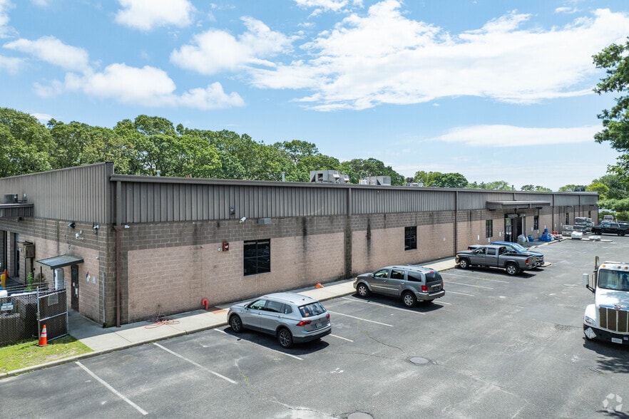 More Photos Of 65 Robinson Ave, Patchogue Warehouse For Lease