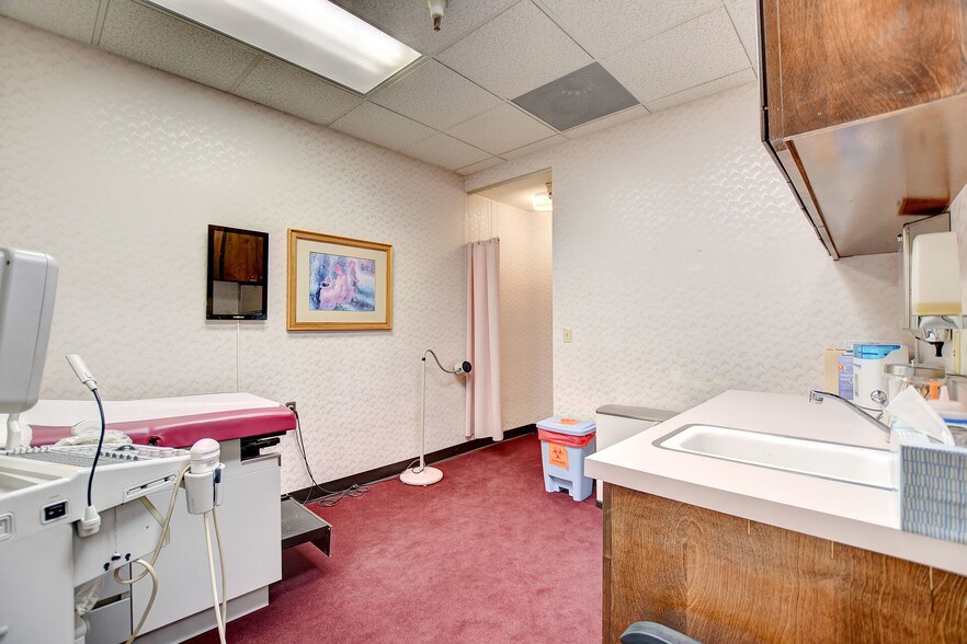 More Photos Of 18056 Wika Rd, Apple Valley Medical For Lease