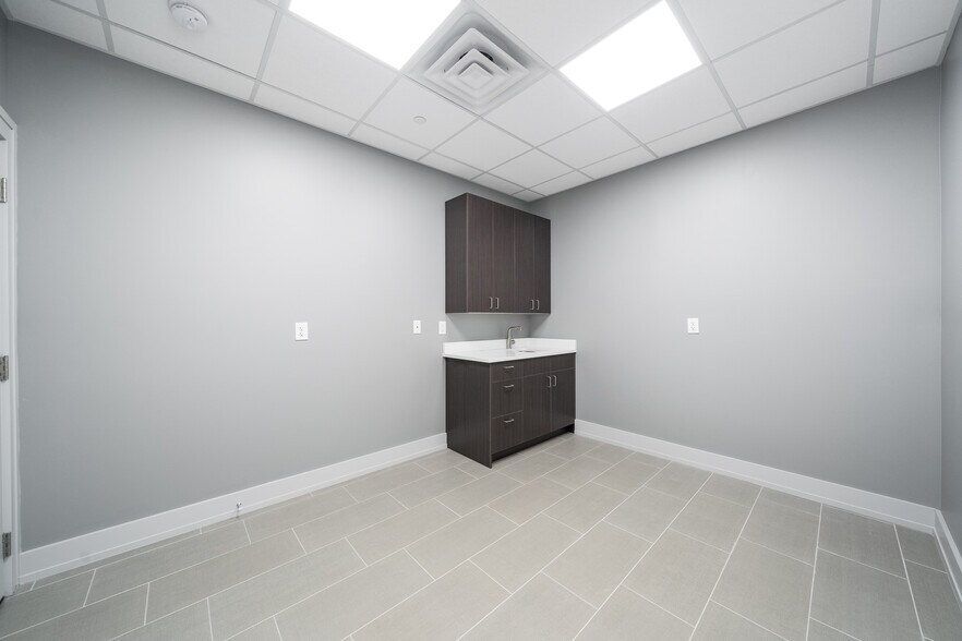 More Photos Of 845 Newark Ave, Jersey City Medical For Lease