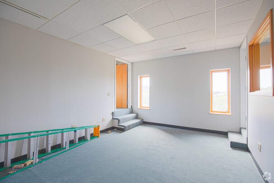 More Photos Of 10 Langley Rd, Newton Office For Sale