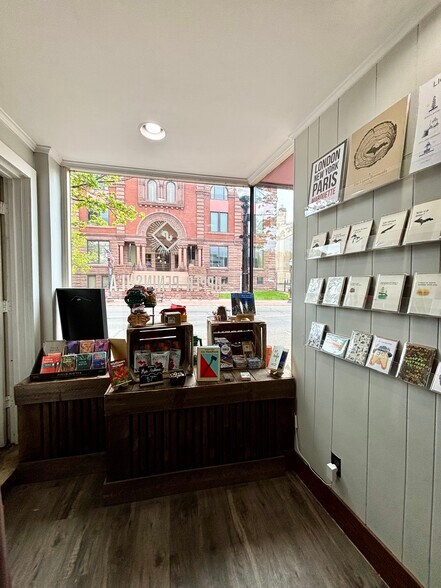 More Photos Of 221 W Washington St, Marquette Flex For Sale