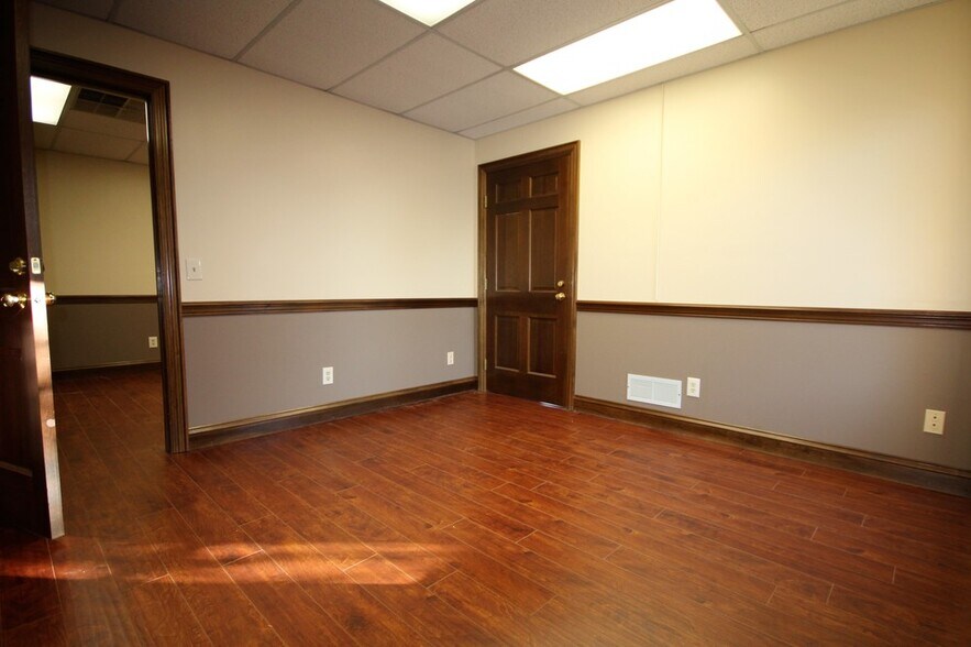 More Photos Of 93 W Franklin St, Centerville Office For Lease