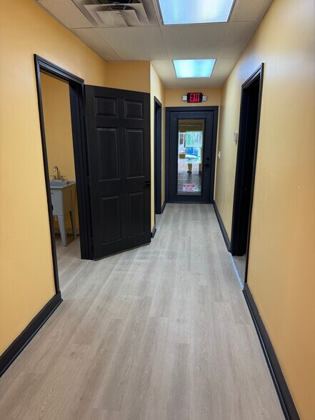 More Photos Of 711 Main St, Grandview Storefront For Lease