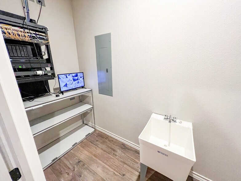 More Photos Of 5125 Sunmore Cir, Midland Office For Lease