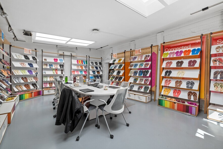 More Photos Of 513 Boccaccio Ave, Venice Office For Lease