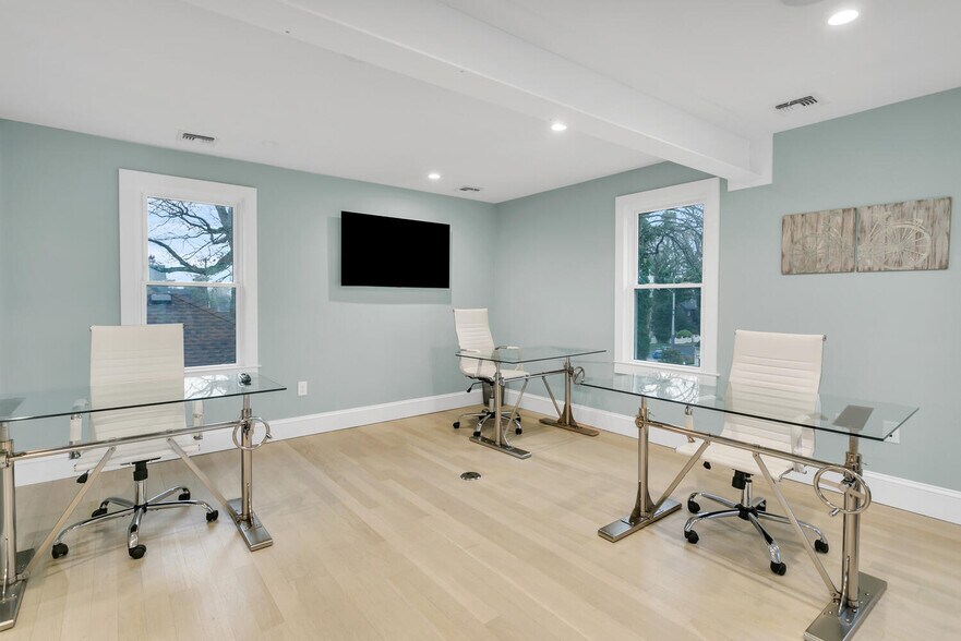 More Photos Of 126 E River Rd, Rumson Storefront Retail Residential For Lease