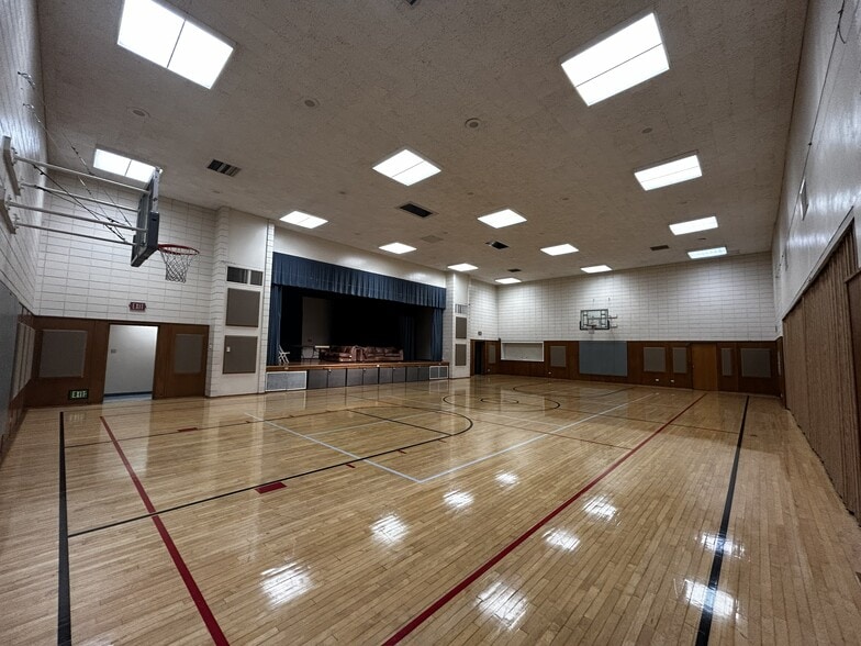 More Photos Of 14001 Burbank Blvd, Van Nuys Specialty For Sale