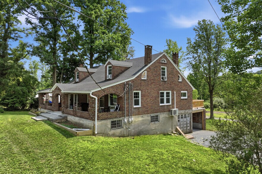 More Photos Of 429 Riverview Dr, Walnutport Flex For Sale
