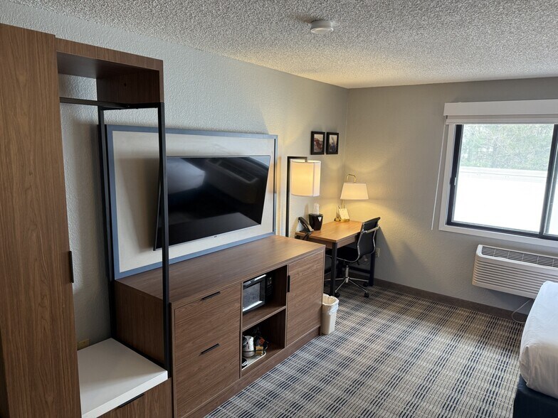 More Photos Of 11 E South Ave, Chippewa Falls Hotel For Sale