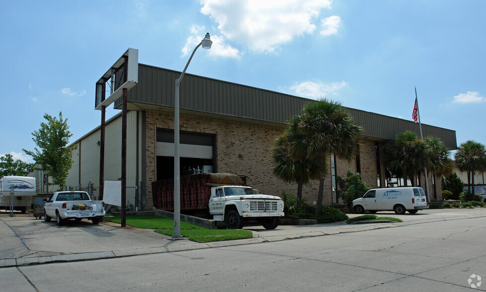 More Photos Of 1925 Industrial Blvd, Harvey Warehouse For Sale