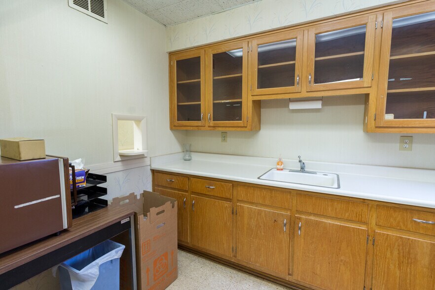 More Photos Of 810 W King St, Kings Mountain Office For Sale