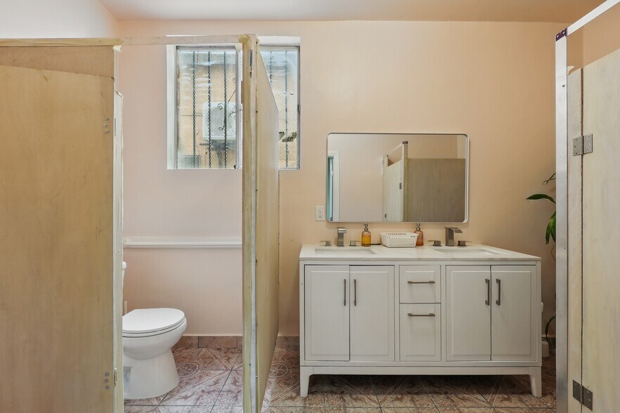 More Photos Of 6617 S San Pedro St, Los Angeles Flex For Sale