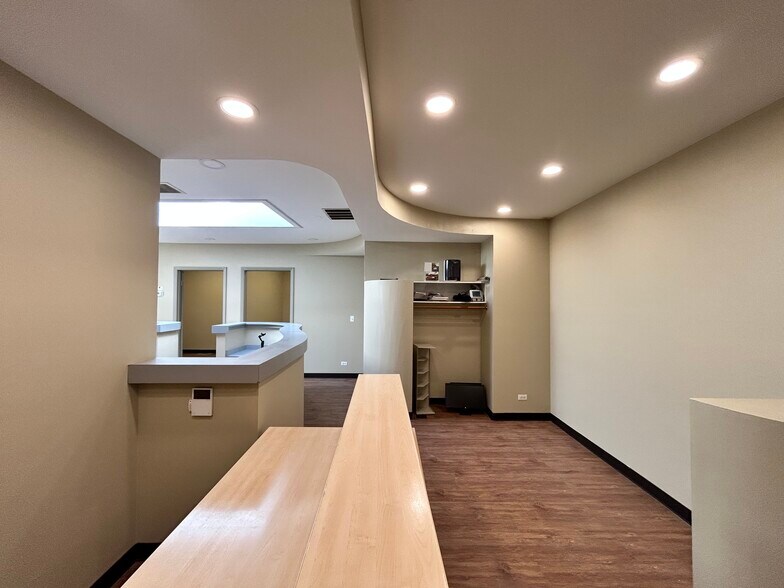 More Photos Of 4956 W Irving Park Rd, Chicago Office For Lease