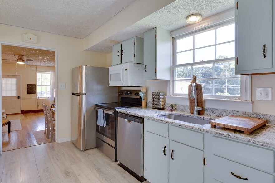 More Photos Of 1053 Washington St, Harpers Ferry Hospitality For Sale