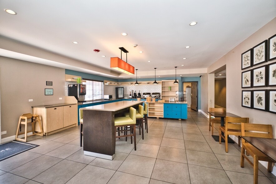 More Photos Of 2280 N Barrington Rd, Hoffman Estates Hotel For Sale