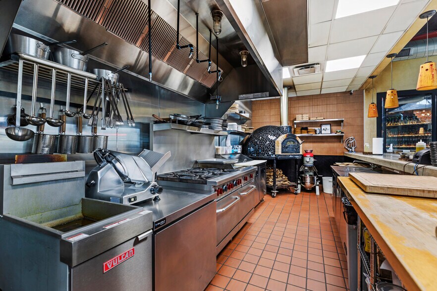 More Photos Of 940 S Alamo St, San Antonio Freestanding For Lease