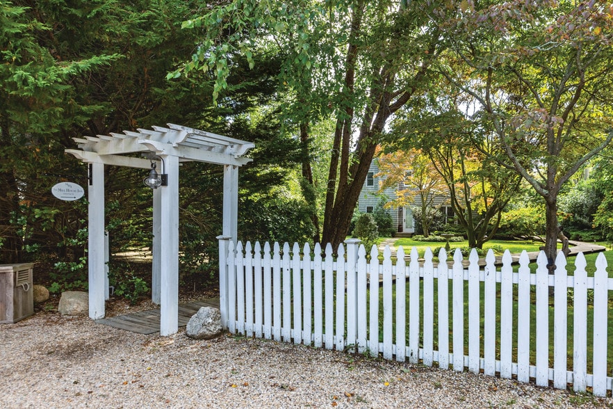 More Photos Of 31 N Main St, East Hampton Hospitality For Sale