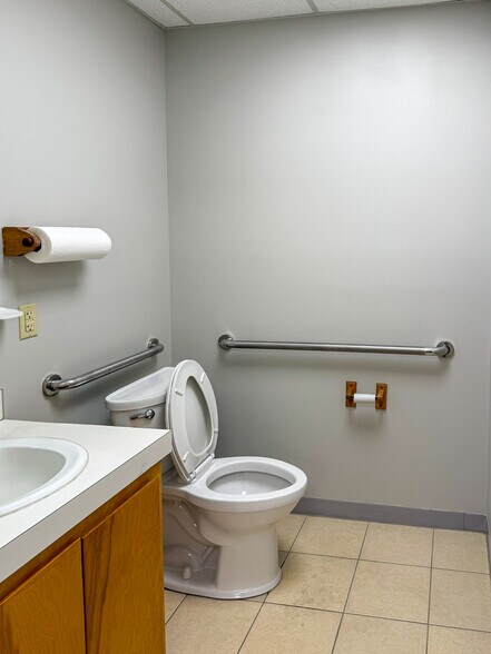 More Photos Of 2561 Oscar Johnson Dr, North Charleston Showroom For Lease