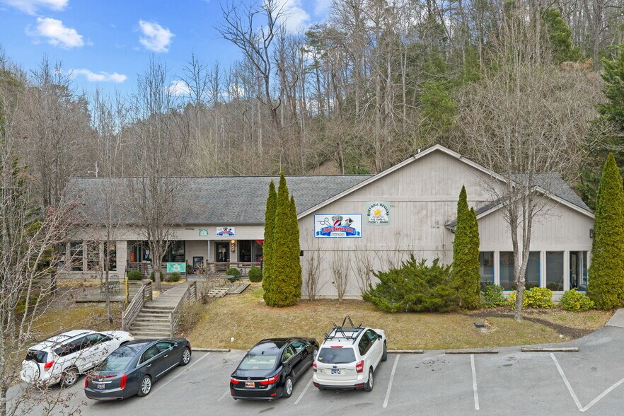 More Photos Of 170 Glades Rd, Gatlinburg Freestanding For Sale