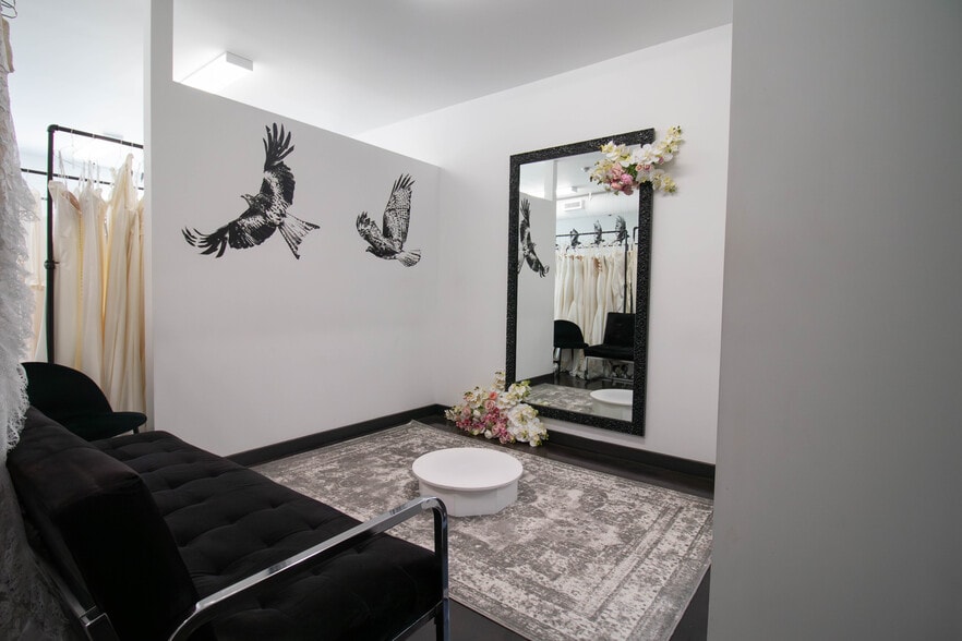 More Photos Of 140 Caroline St S, Hamilton Storefront Retail Residential For Lease