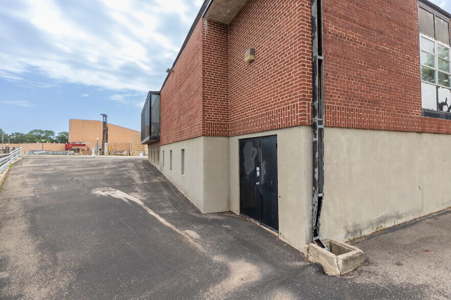 More Photos Of 307 E Center St, Rochester Office For Sale