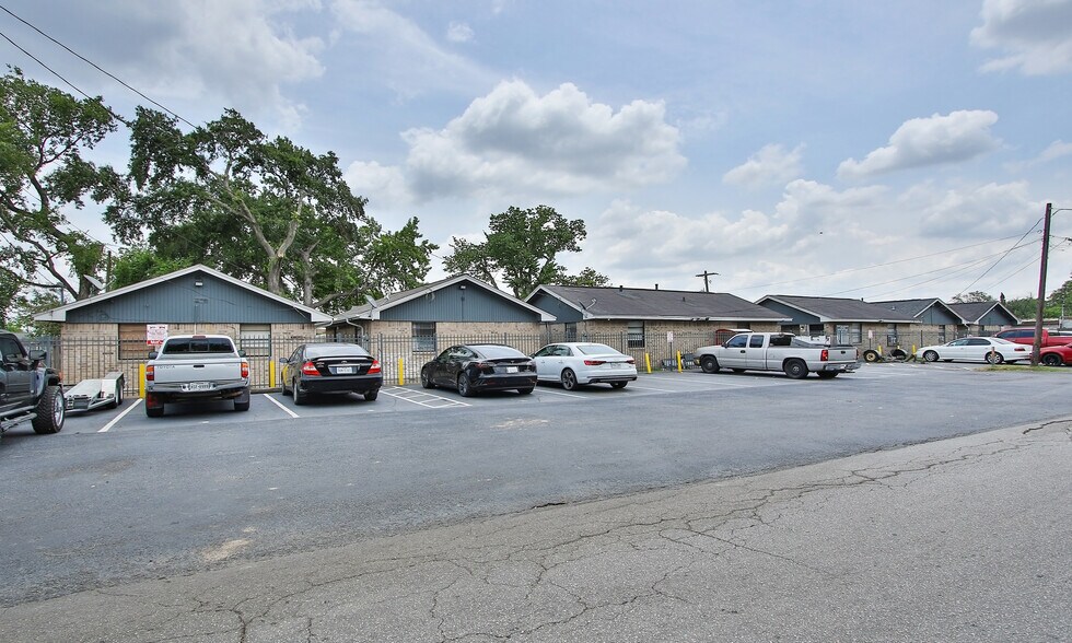 More Photos Of 8814 Manus St, Houston Apartments For Sale