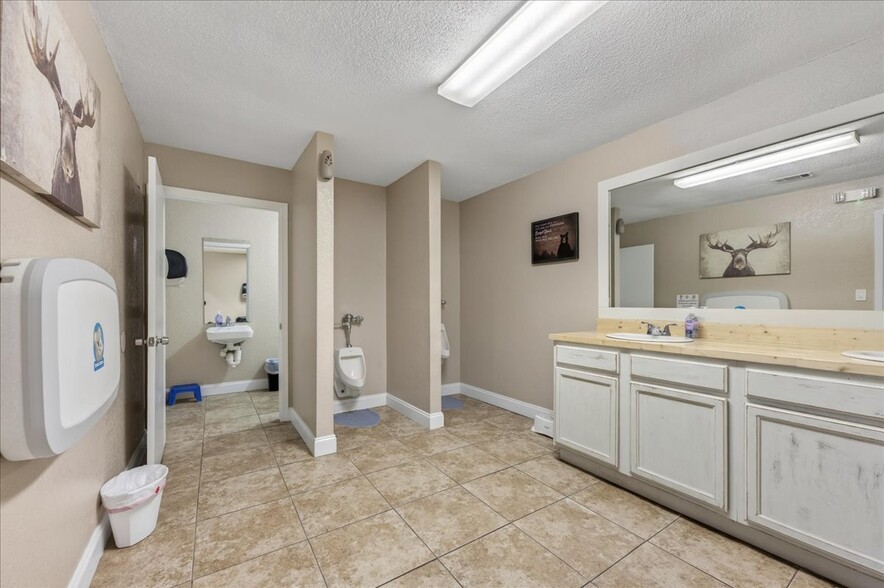 More Photos Of 100 Duggan Ave, Crestview Specialty For Sale