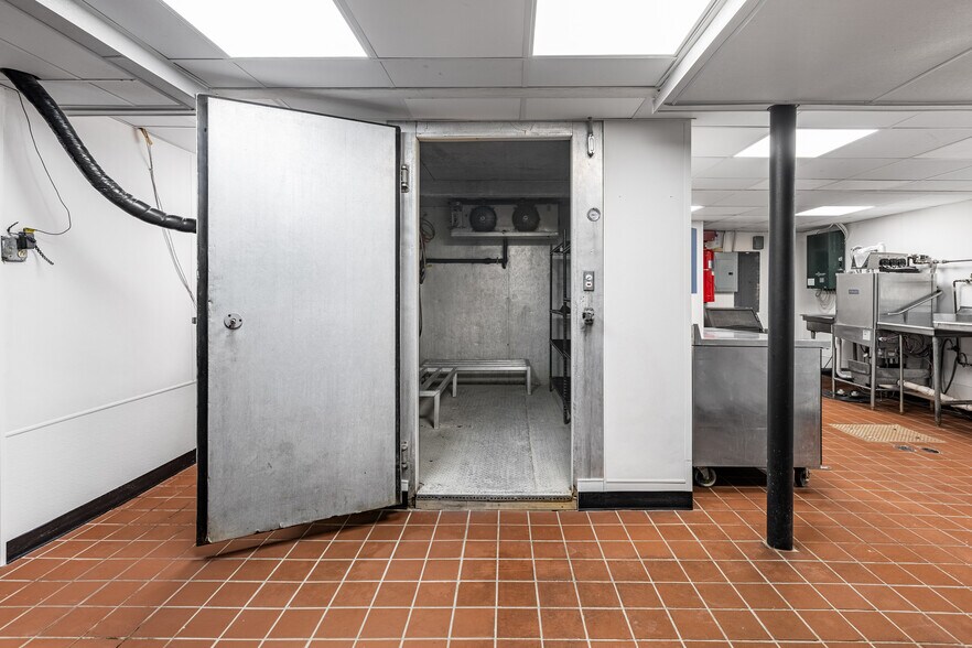 More Photos Of 9750 S Roberts Rd, Palos Hills Freestanding For Sale