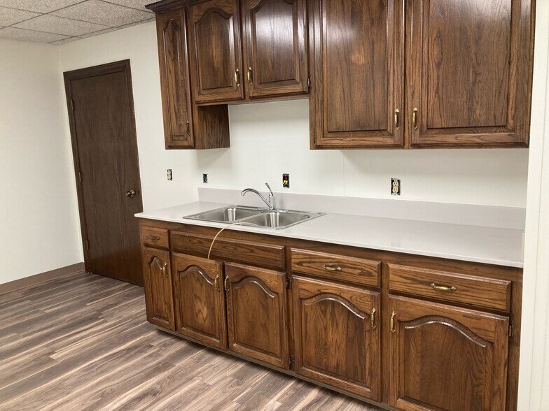 More Photos Of 803 SE 83rd St, Oklahoma City Manufacturing For Lease