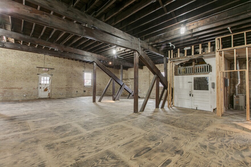 More Photos Of 444 Wacouta St, Saint Paul Showroom For Sale