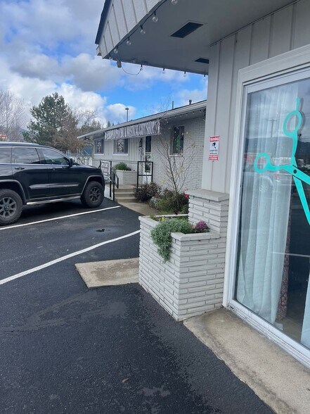 Primary Photo Of 1647 Williams Hwy, Grants Pass Flex For Sale