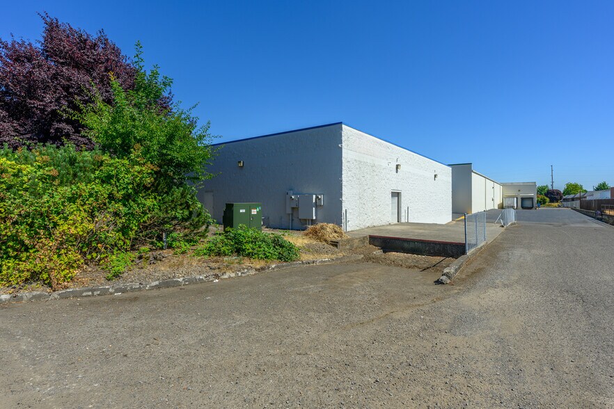 More Photos Of 1580 Mount Hood Ave, Woodburn Department Store For Lease