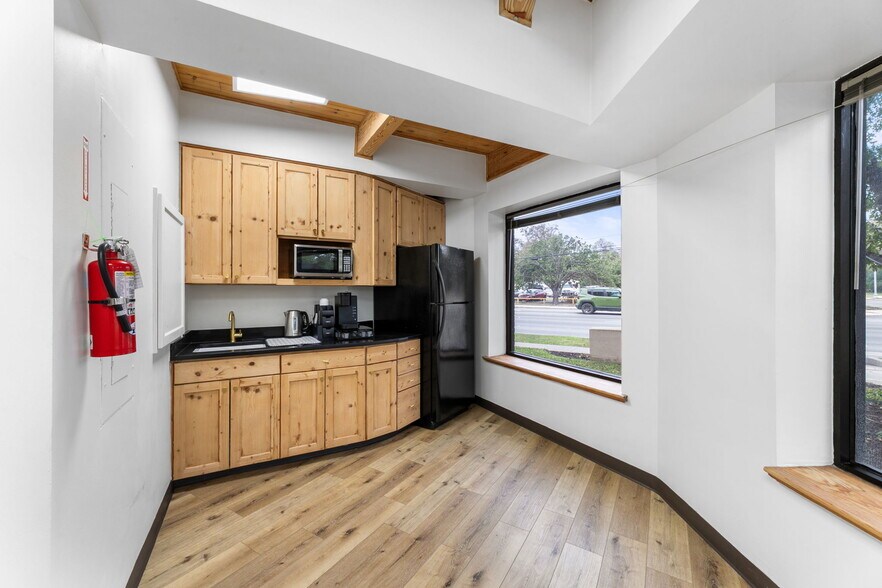 More Photos Of 3308 Broadway St, San Antonio Office For Sale