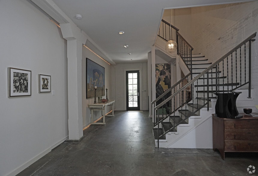 More Photos Of 2409 Commerce St, Houston Freestanding For Lease