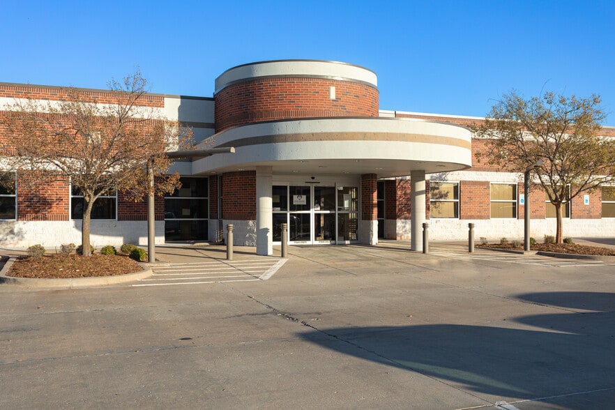 Primary Photo Of 701 E Robinson St, Norman Medical For Sale