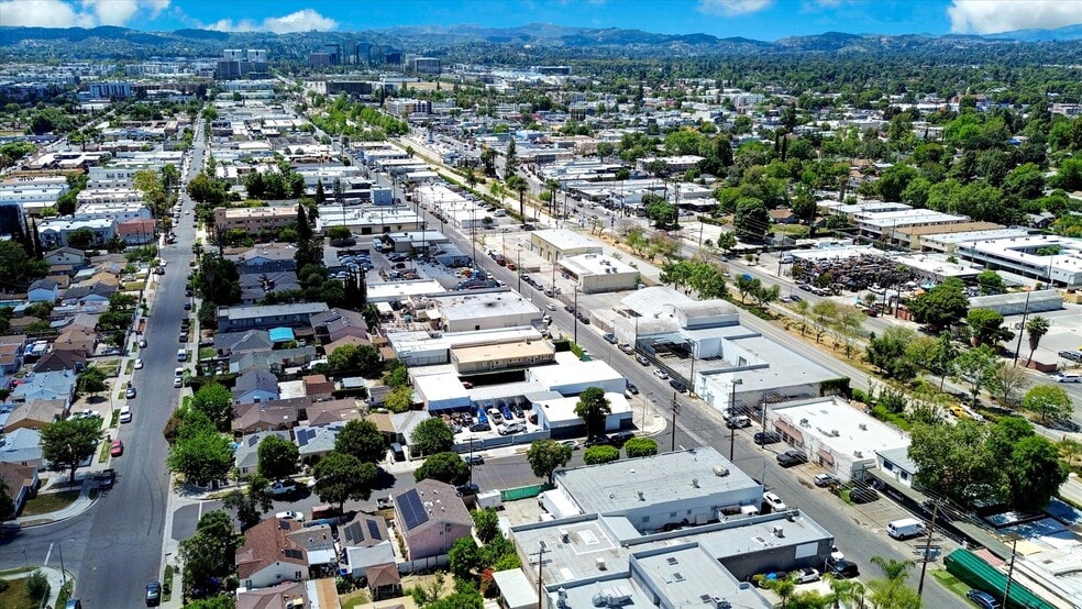 More Photos Of 7448 Deering Ave, Canoga Park Industrial For Sale