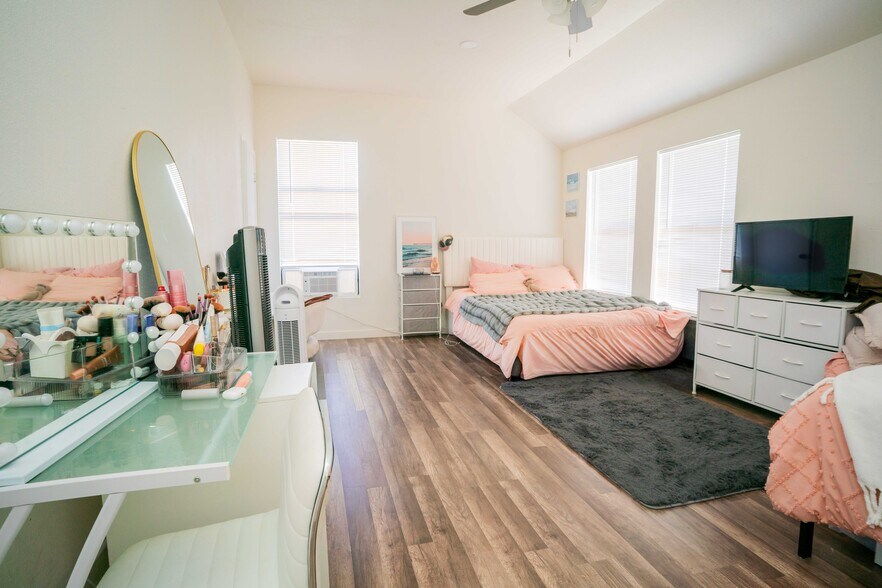 More Photos Of 1951 Hornblend St, San Diego Apartments For Sale