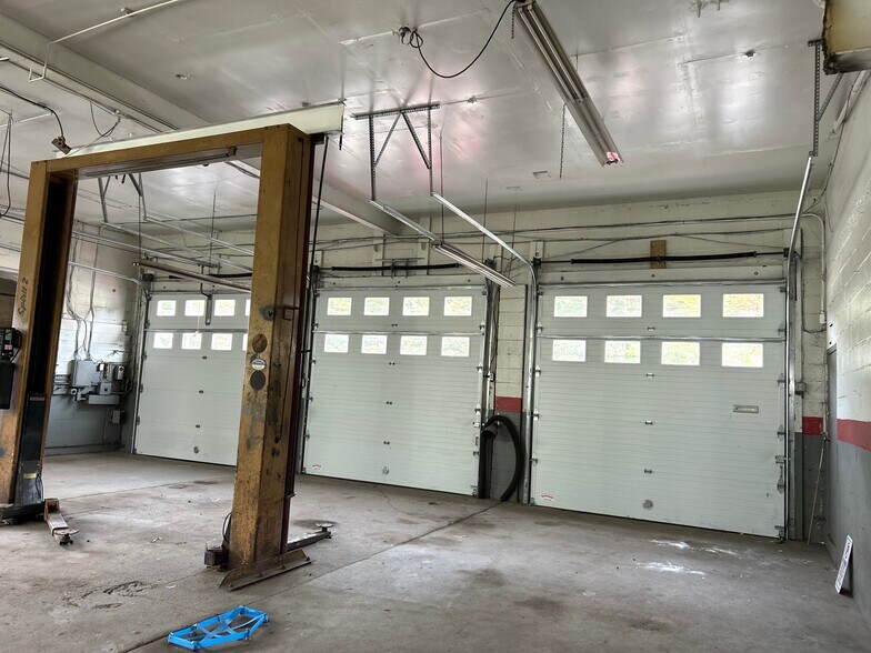 More Photos Of 184 Flanders Rd, Niantic Auto Repair For Sale