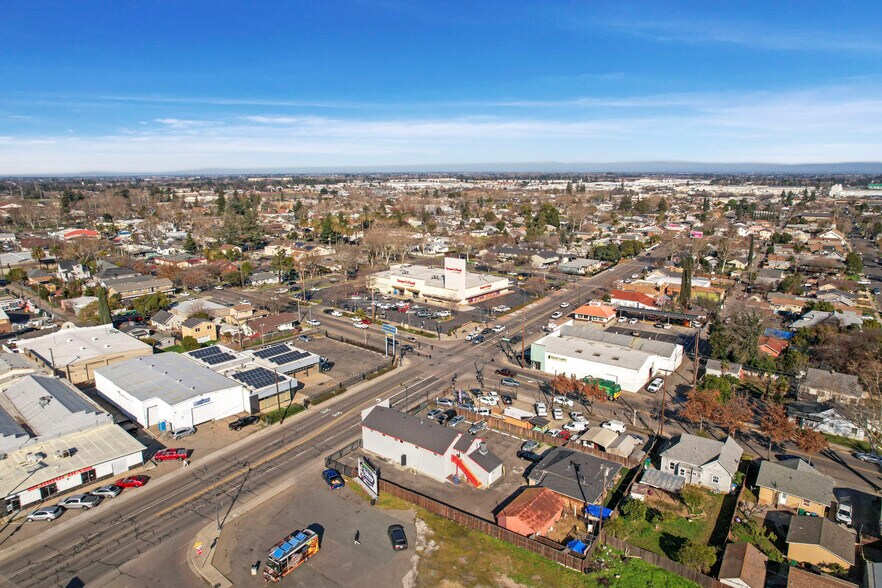 More Photos Of 104 E Lodi Ave, Lodi Storefront Retail Office For Sale