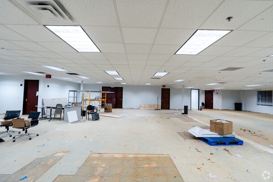 More Photos Of 8024 Glenwood Ave, Raleigh Office For Sale