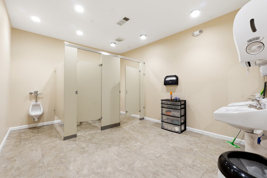 More Photos Of 415-421 W Pike St, Lawrenceville Office For Sale