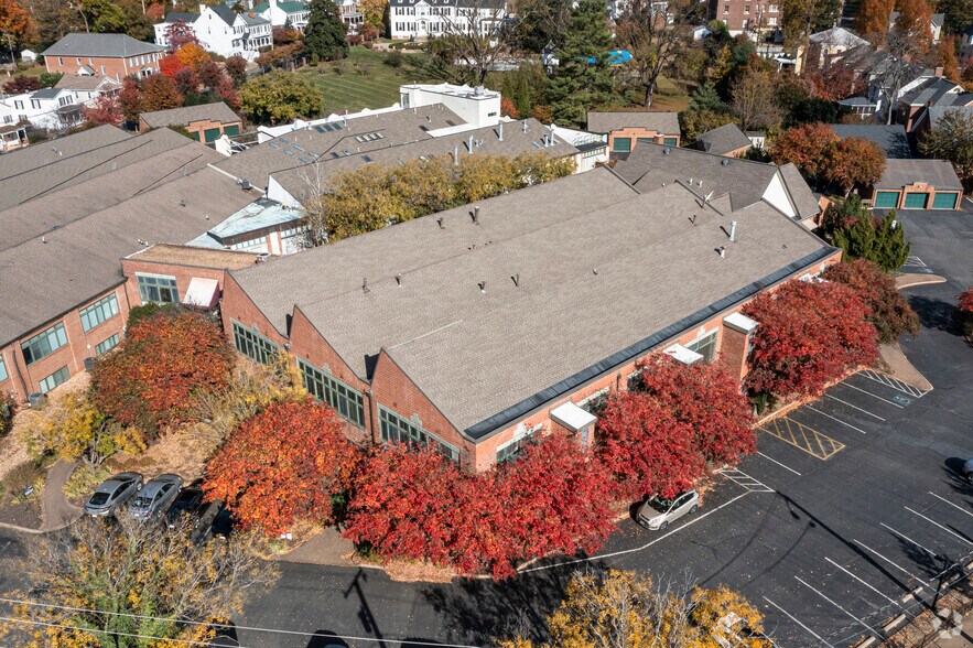 More Photos Of 701 Kenmore Ave, Fredericksburg Office For Lease