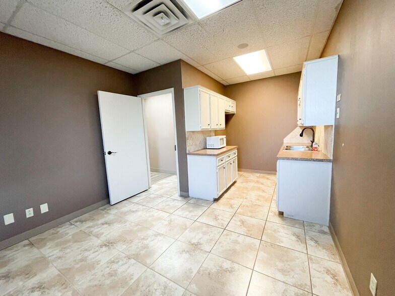 More Photos Of 4101-4103 84th St, Lubbock Office For Lease