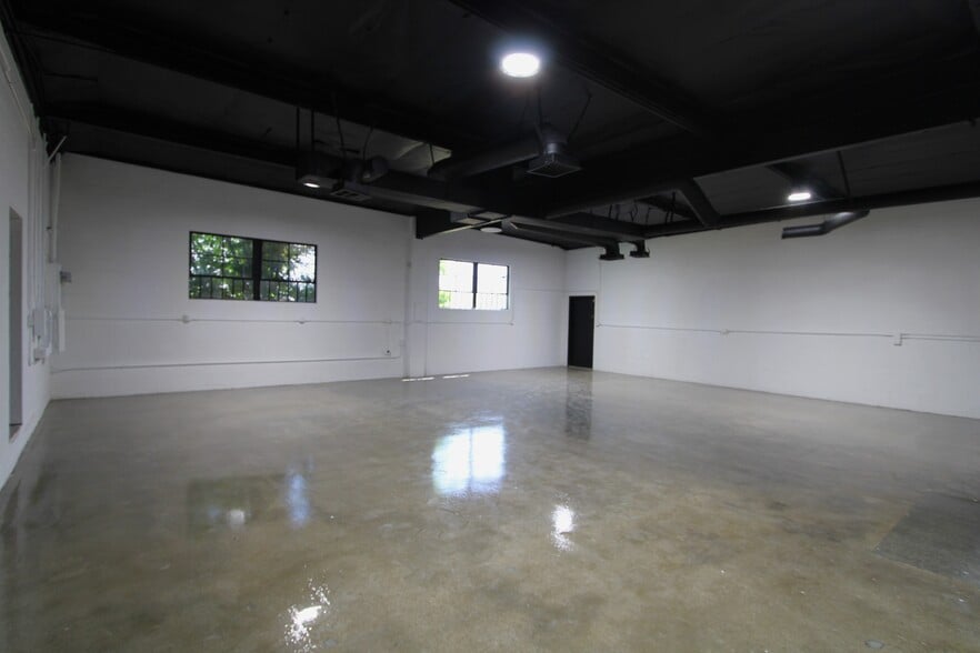 More Photos Of 2124-2134 Floyd St, Burbank Warehouse For Lease